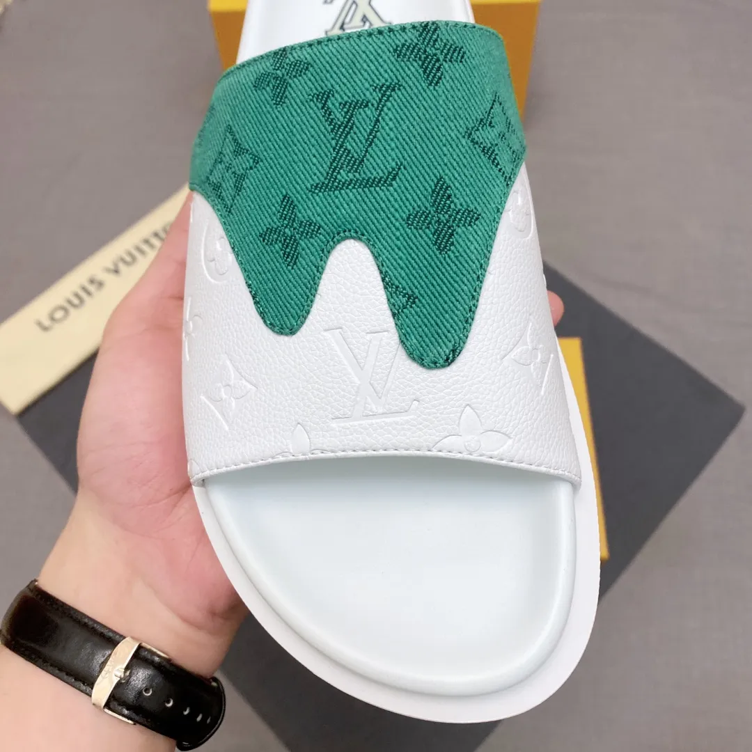 P300 🔍Top purchasing agent LV men's spring and summer slippers counter synchronization. The uppers are made of cowhide fabric imported from Italy, with logo graphics and high-quality craftsmanship. The soles are: original soles specially provided by the original factory. Exclusive molded soles are super comfortable. Original factory follow-up orders. 🔍🔍High quality. You can enter and leave the counter at will. Welcome to compare. Code number 38-45 No. 058